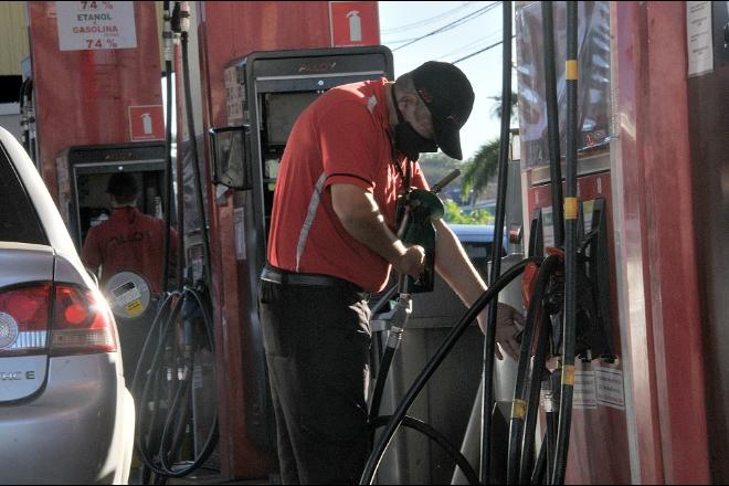 Com novo aumento nas refinarias, gasolina pode ficar mais cara ao consumidor
