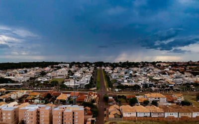 Lá vem ela: ventos de 44 km/h trazem frente fria e derrubam temperaturas em Campo Grande