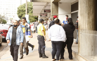 Em dia de saque, trabalhadores lotam agências da Caixa em busca do auxílio