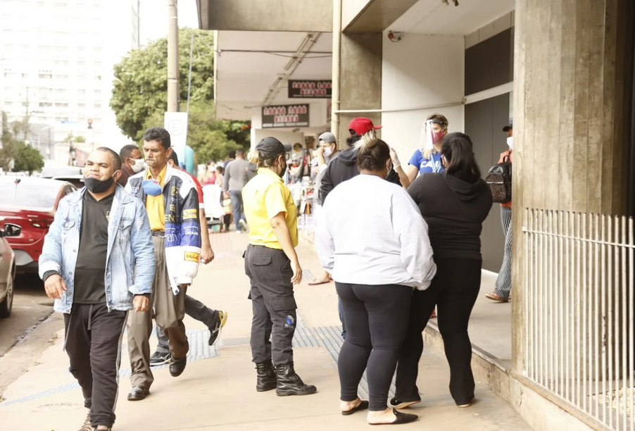 Em dia de saque, trabalhadores lotam agências da Caixa em busca do auxílio