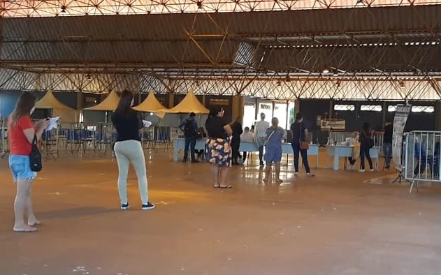 Coronavírus explode, drive thru não dá conta e pacientes fazem fila por teste no Aero Rancho