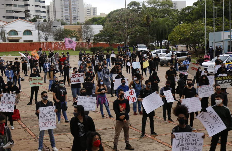 Coletivo antirracista reúne centenas de pessoas em manifesto contra agressões a negros