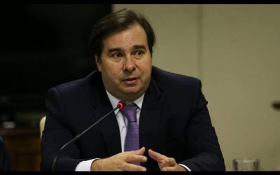 Governo não pode esperar para prorrogar auxílio, diz Maia