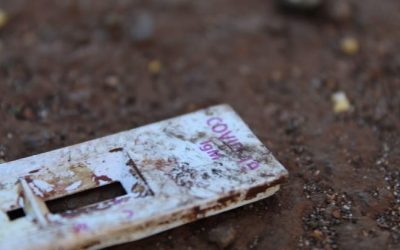 Testes usados de Covid-19 são descartados em rodovia