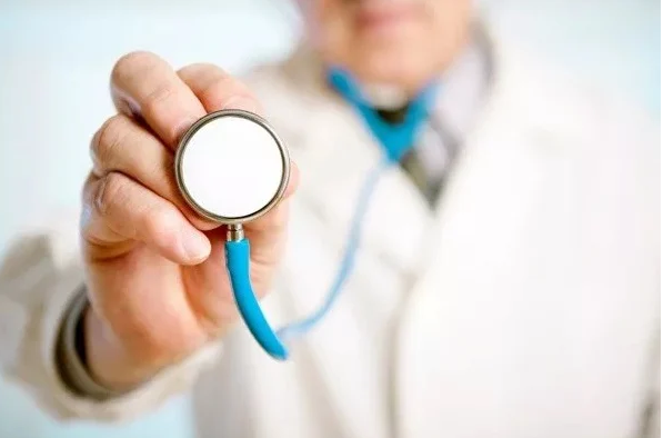 Médico denunciado por importunação sexual será investigado pelo CRM