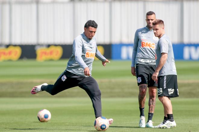 Corinthians e Palmeiras enfrentam hoje times do interior em busca da final