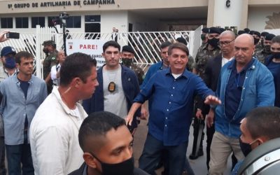 População ‘corre’ para frente de quartel visitado por Bolsonaro