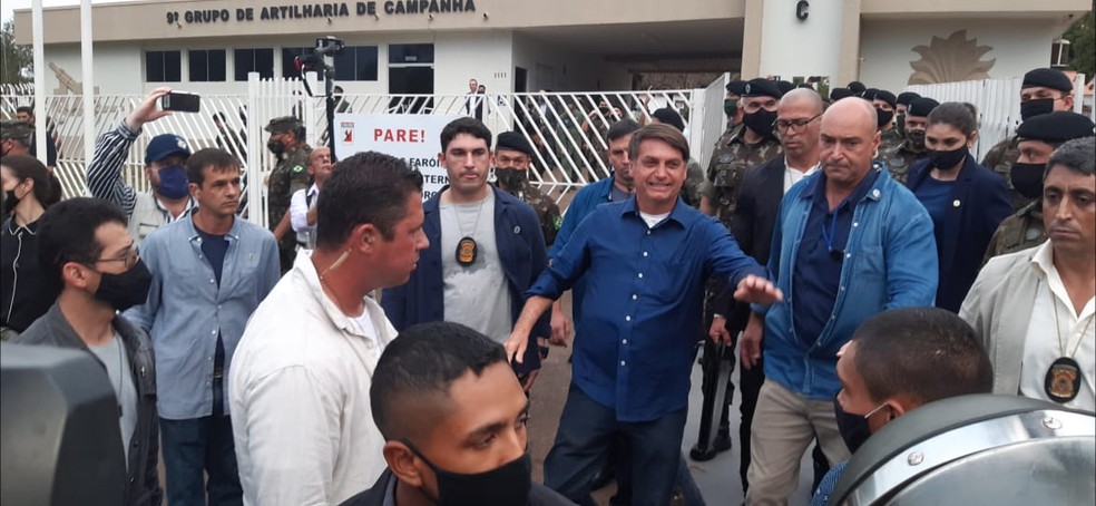 População ‘corre’ para frente de quartel visitado por Bolsonaro