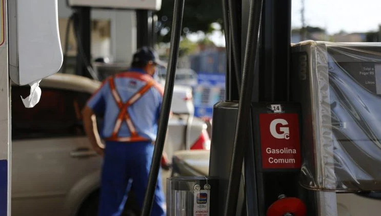 Gasolina sobe 4% nas refinarias nesta quarta, anuncia Petrobras