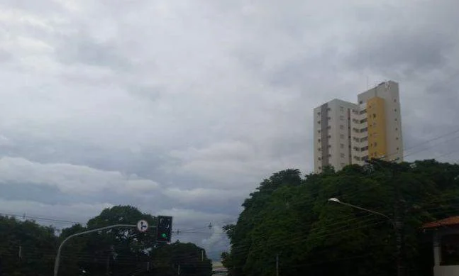 Chuvisco interrompe estiagem, mas pancada de chuva deve acontecer a partir de segunda em Campo Grande
