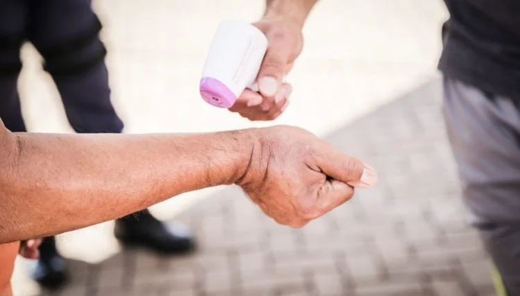 No pulso ou na testa? Temperatura aferida em locais diferentes pode ter erro, alerta Sesau