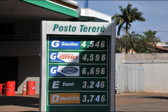 Mesmo acumulando queda de 10% nas refinarias, gasolina custa R$ 4,54 na Capítal