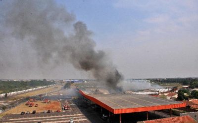 Polícia Civil vai investigar as causas do incêndio no Atacadão da Duque de Caxias