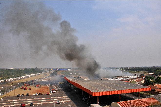 Polícia Civil vai investigar as causas do incêndio no Atacadão da Duque de Caxias