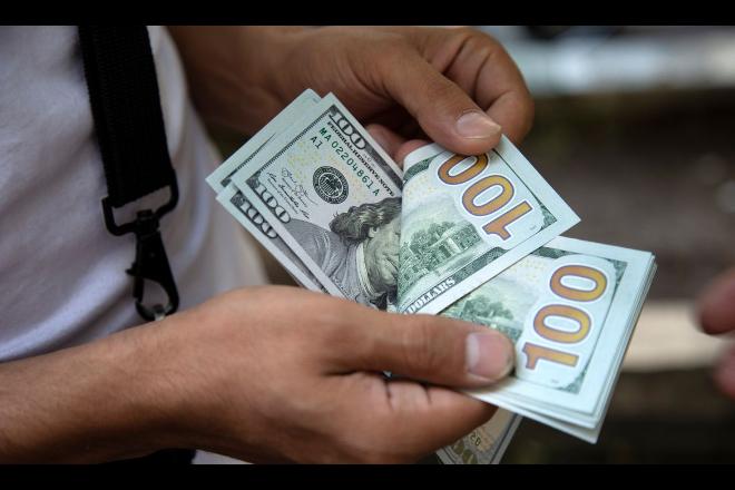 Dólar atinge maior valor em quatro meses com impasse em programa social