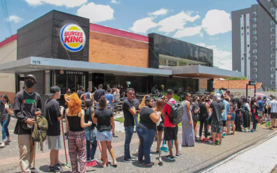 De vassoura e fantasia, povo esgota lanche de graça na Afonso Pena