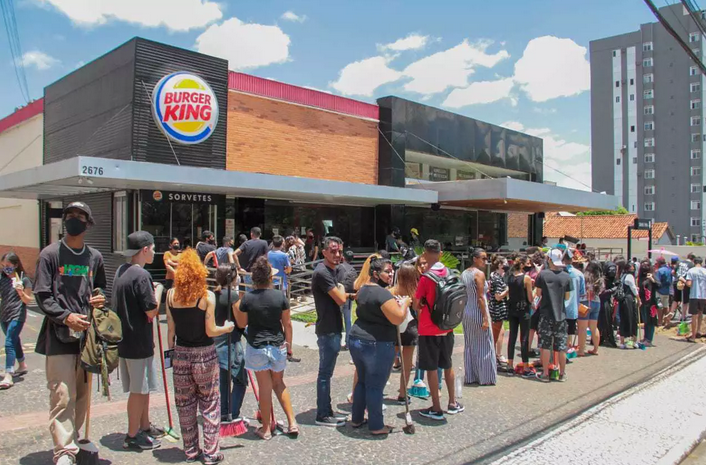 De vassoura e fantasia, povo esgota lanche de graça na Afonso Pena