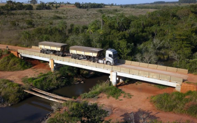 Em Jardim, governo leva infraestrutura urbana e pontes para escoar produção