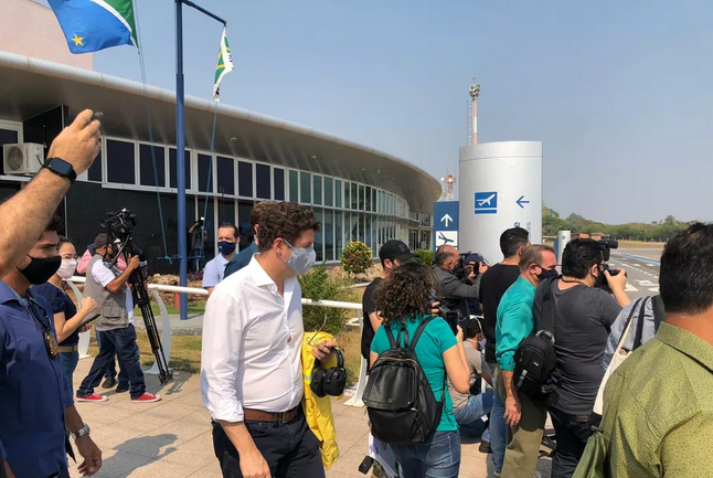 Ministro do Meio Ambiente faz sobrevoo nas áreas atingidas pelas queimadas no pantanal do MS