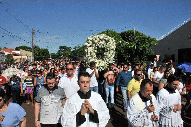 Para comemorar o dia da Padroeira do Brasil com os fiéis, igrejas precisaram se adaptar