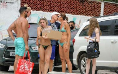 Fernanda Venturini recebe ex-marido, Bernardinho, e ganha beijo dele em festa na praia