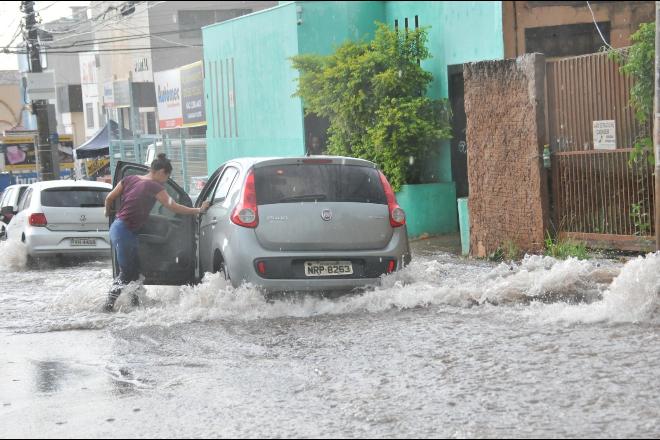 Tempestade em Campo Grande derruba árvores e tumultua trânsito no Centro