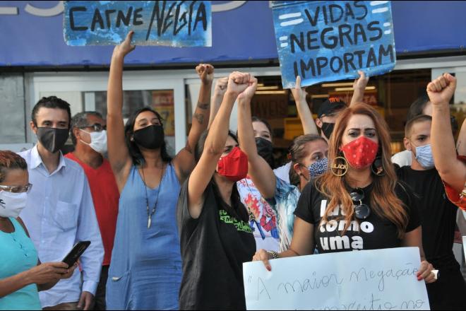 No dia da Consciência Negra, Carrefour de Campo Grande tem protestos por morte violenta