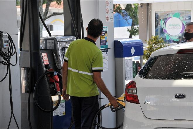 Seis postos de combustíveis abastecem menos do que o informado na bomba em MS