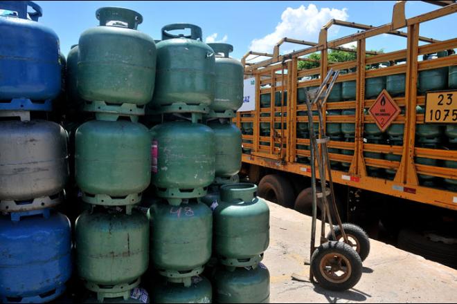 Custando até R$ 85 em MS, gás de cozinha é reajustado em 5% pela Petrobras