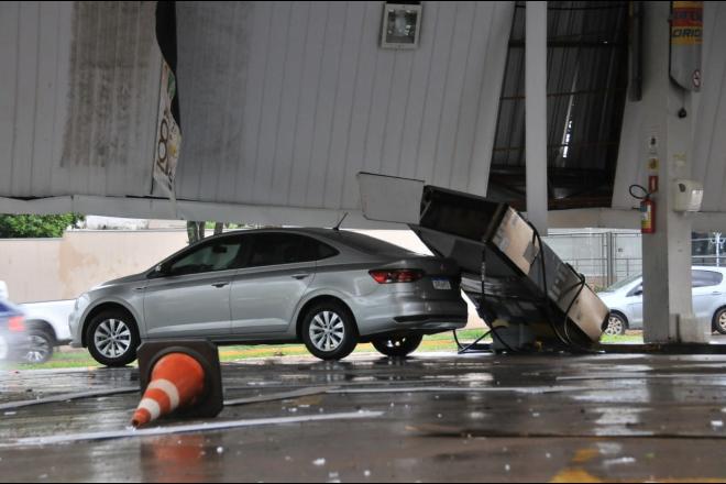 Frente fria, que deixará fim de semana chuvoso, chega a Campo Grande causando estragos