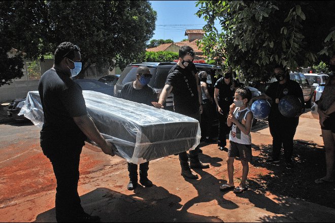 Sem lugar para dormir, menino de 6 anos escreve cartinha para Papai Noel pedindo uma cama