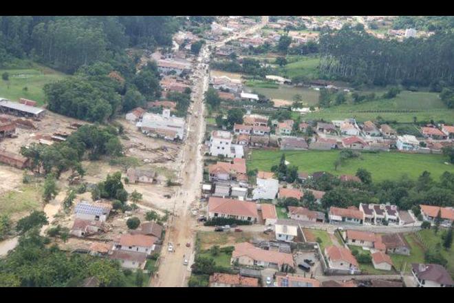 Chega a 15 o número de mortos pelas fortes chuvas em Santa Catarina