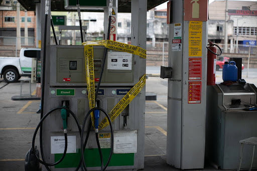 De 17 postos de combustíveis fiscalizados, 8 foram autuados por irregularidades durante Operação