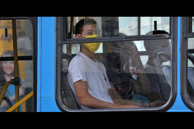 Secretaria estadual de saúde recomenda que população ainda use máscara em locais fechados