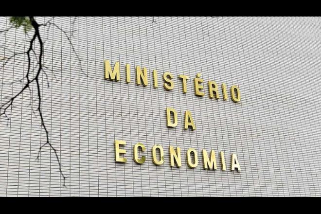 O Ministério da Economia confirmou hoje (25) que o Reino Unido decidiu não mais aplicar medidas tributárias protetivas sobre a importação de chapas de aço e de produtos de aço laminados a frio.  Segundo a pasta, a decisão britânica foi anunciada na sexta-feira (23), apenas quatro dias após a Comissão de Comércio Internacional dos Estados Unidos (ITC) decidir revogar as tarifas de defesa comercial (antidumping) que há mais de 5 anos vinham sendo cobradas dos produtos de aço laminados a frio provenientes do Brasil.  Eliminadas as salvaguardas, o aço brasileiro se torna comercialmente mais competitivo. O Reino Unido e os Estados Unidos são dois dos principais mercados para os produtos siderúrgicos brasileiros.   Dos cerca de US$ 7,3 bilhões que o Brasil exportou ao mundo em 2019, mais de US$ 3,4 bilhões foram destinados ao Reino Unido e aos Estados Unidos.  De acordo com o Ministério da Economia, as autoridades britânicas foram convencidas pelo argumento de que o volume da exportação brasileira se enquadrava nos parâmetros de isenção tributária autorizada por acordos assinados no âmbito da Organização Mundial do Comércio (OMC).  Há cerca de um ano, toda chapa de aço e produto de aço laminados a frio que as siderúrgicas brasileiras vendiam ao Reino Unido acima do volume máximo periodicamente revisto pelas autoridades britânicas estavam sujeitos a uma sobretaxa de 25%.  Já os Estados Unidos deixarão de cobrar taxas adicionais que podiam chegar a 46% (35% de direito antidumping e 11% de medida compensatória) dos produtos de aço laminados a frio comprados do Brasil.   Segundo o Ministério da Economia, a decisão norte-americana se aplica exclusivamente aos produtos brasileiros, tendo sido mantidas as medidas protetivas aplicadas a outros países.  Revisão No mesmo dia em que revisou as condições para a importação de produtos siderúrgicos do Brasil, a Comissão de Comércio Internacional dos Estados Unidos reavaliou as medidas protetivas aplicadas aos produtos da China, Índia, Japão, Coreia do Sul e Reino Unido.  Em nota, a comissão norte-americana explicou que a ação se enquadra no processo de revisão que normas de comércio internacional estabelecem que deve ocorrer a cada 5 anos.   Por essas normas, nesse prazo, os Estados Unidos devem revogar eventuais medidas de proteção ou compensatórias caso não consiga determinar que fazê-lo provavelmente levará à continuação ou reincidência das condições que os motivaram as mesmas medidas.
