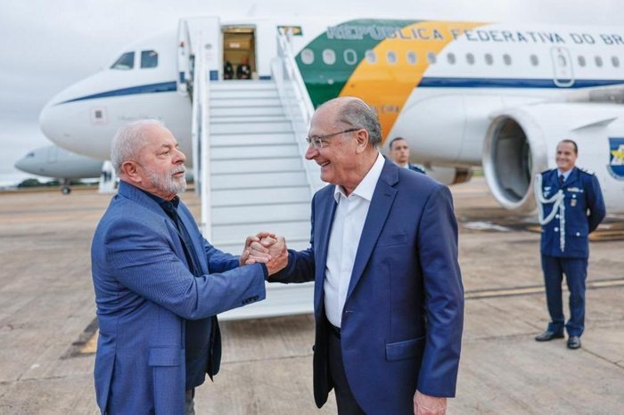 Lula decola rumo à China; viagem tem previsão de duas escalas