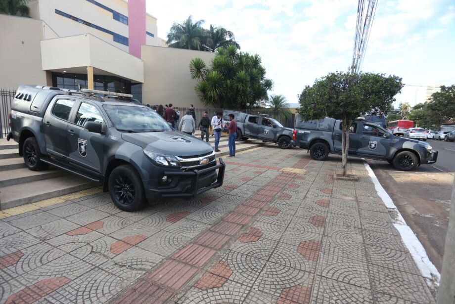 Dezenas de policiais vigiam Fórum para julgamento de Name