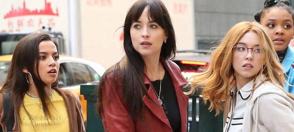 Dakota Johnson faz referência a Madame Teia em look para evento no Rio